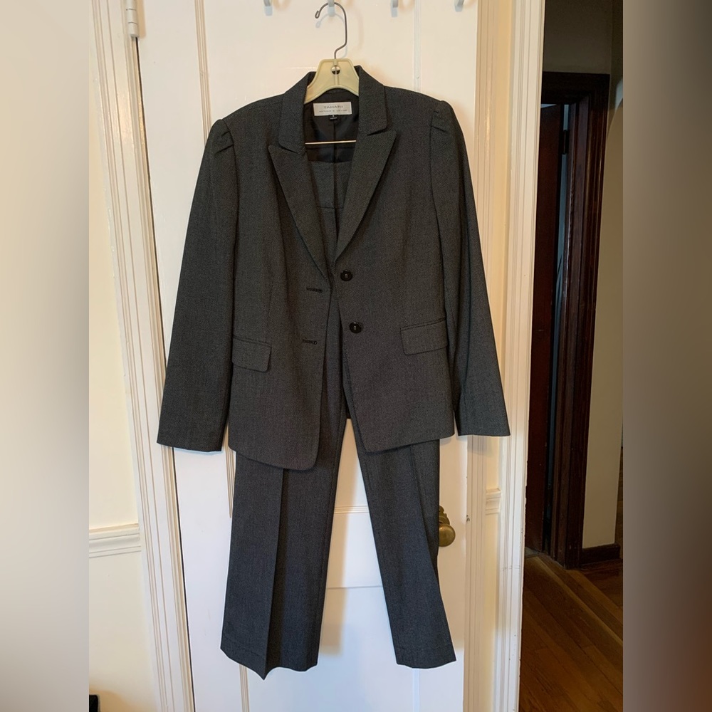Tahari pants suit. Size 8. Arthur S. Levine.